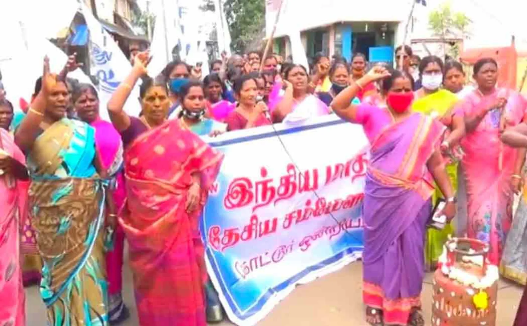 Cylinder price issue women demand to government to reduce price 