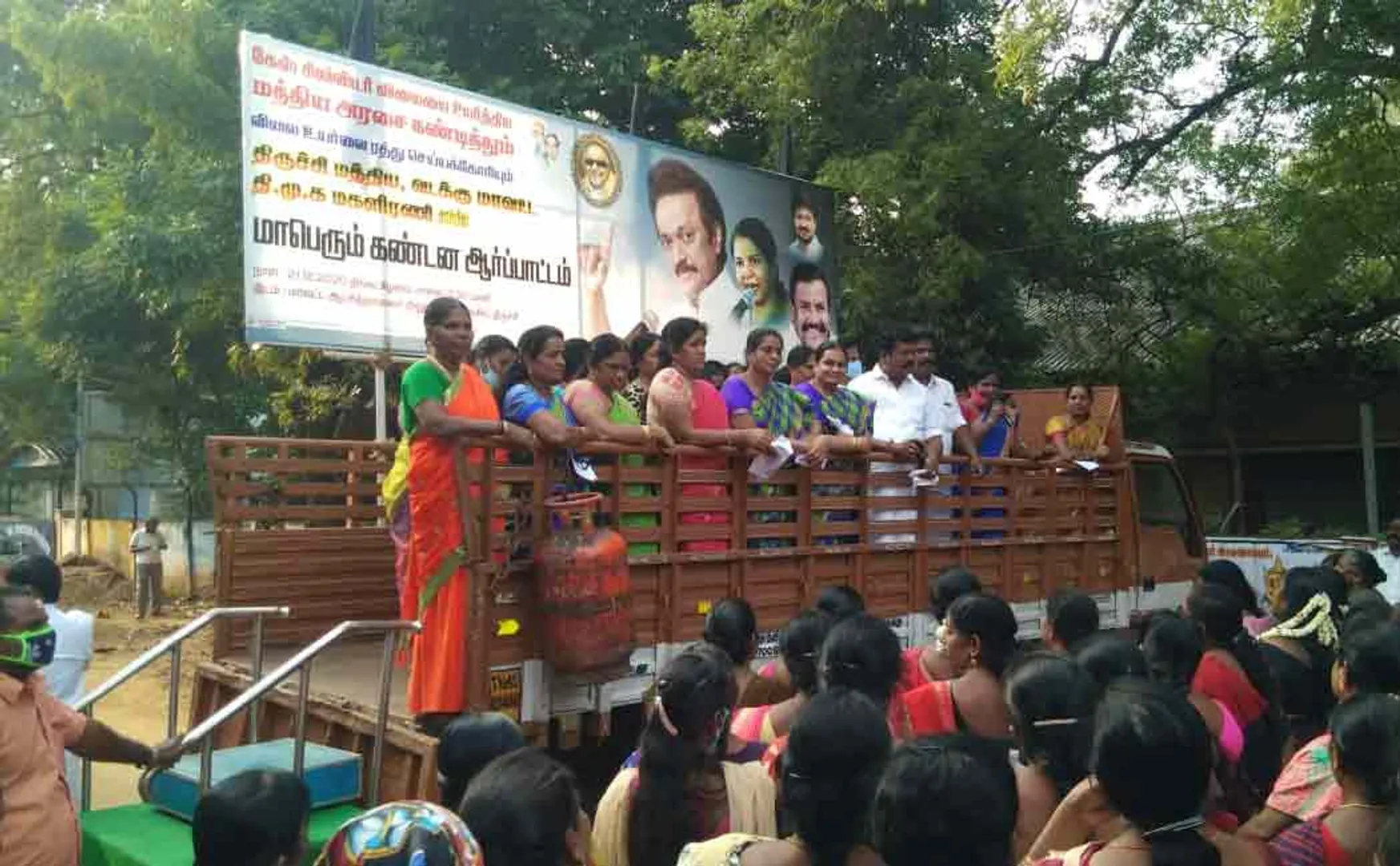 DMK in Trichy condemns gas cylinder price hike  