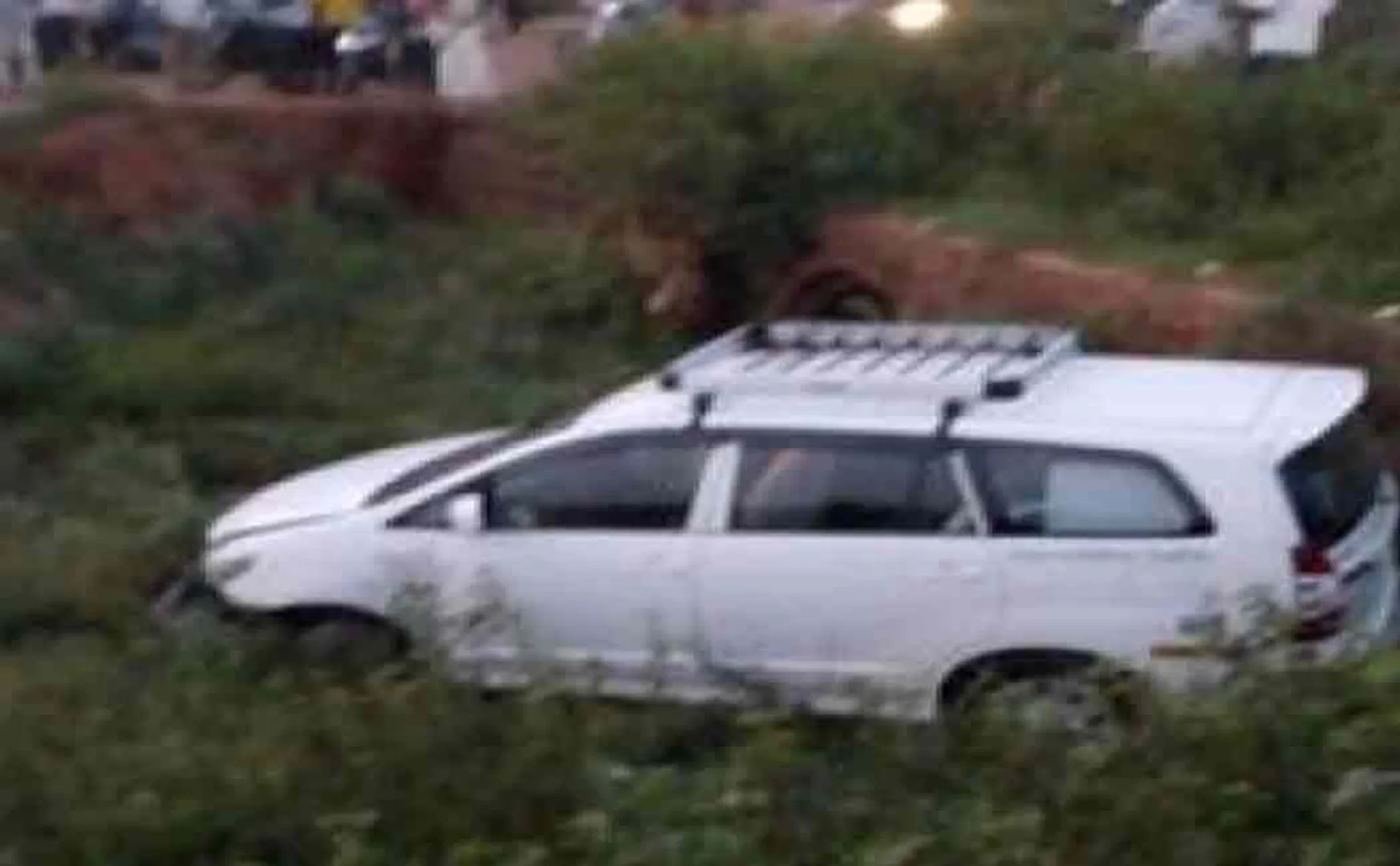 The car driven by the person who came to get the driving license fell into a ditch ...