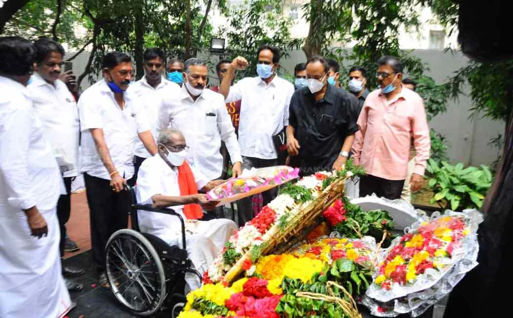 Communist party former leader T.pandiyan paid homage at Periyar Memorial .. 