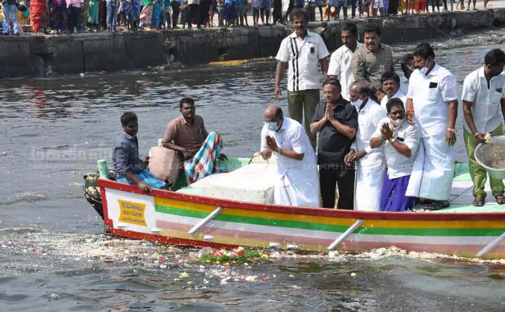 Minister Jayakumar paid homage by going to the boat and sprinkling flowers in the sea .. (Pictures)