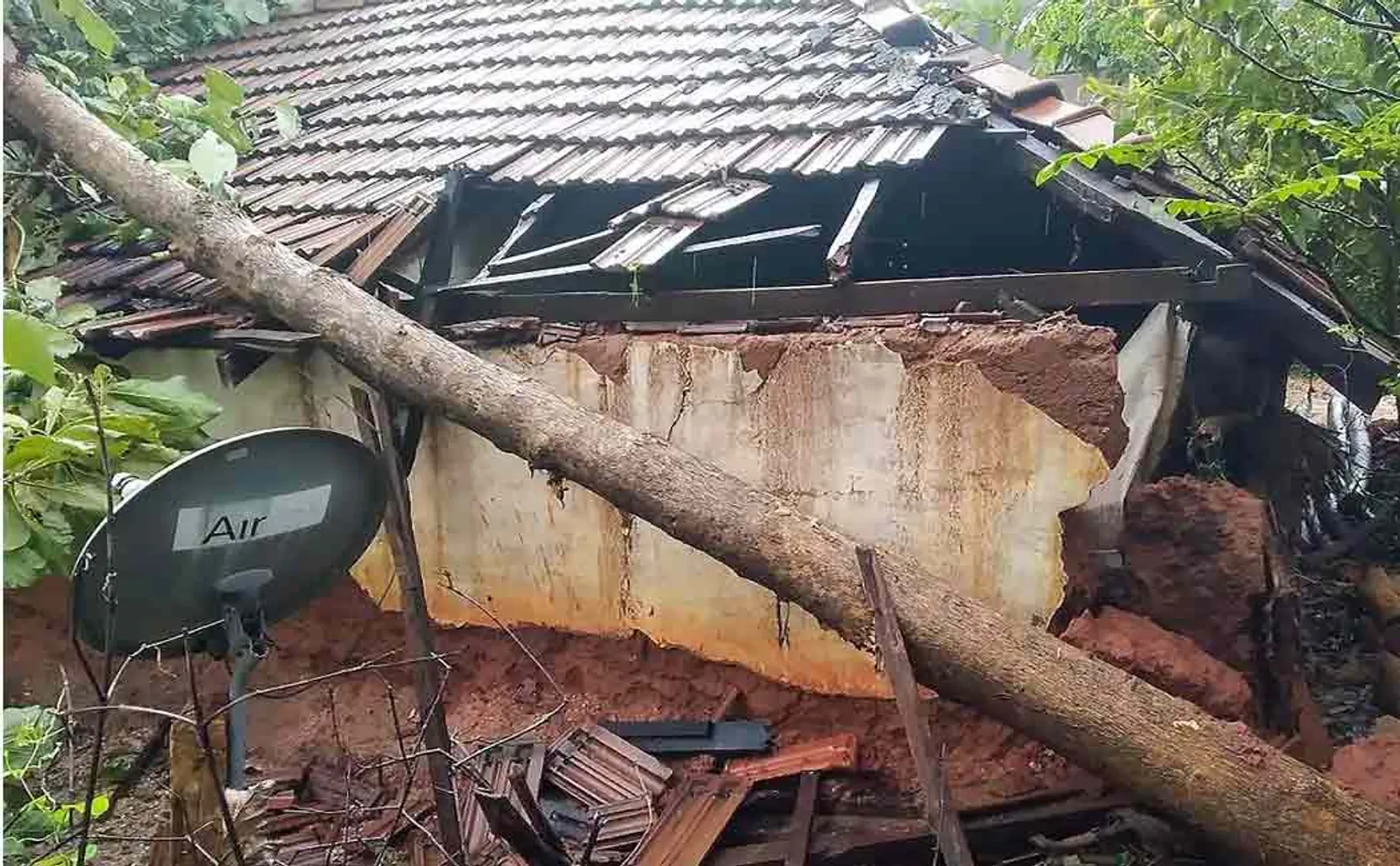Farmers' Association in the struggle to 'build new houses for people affected by the flood 