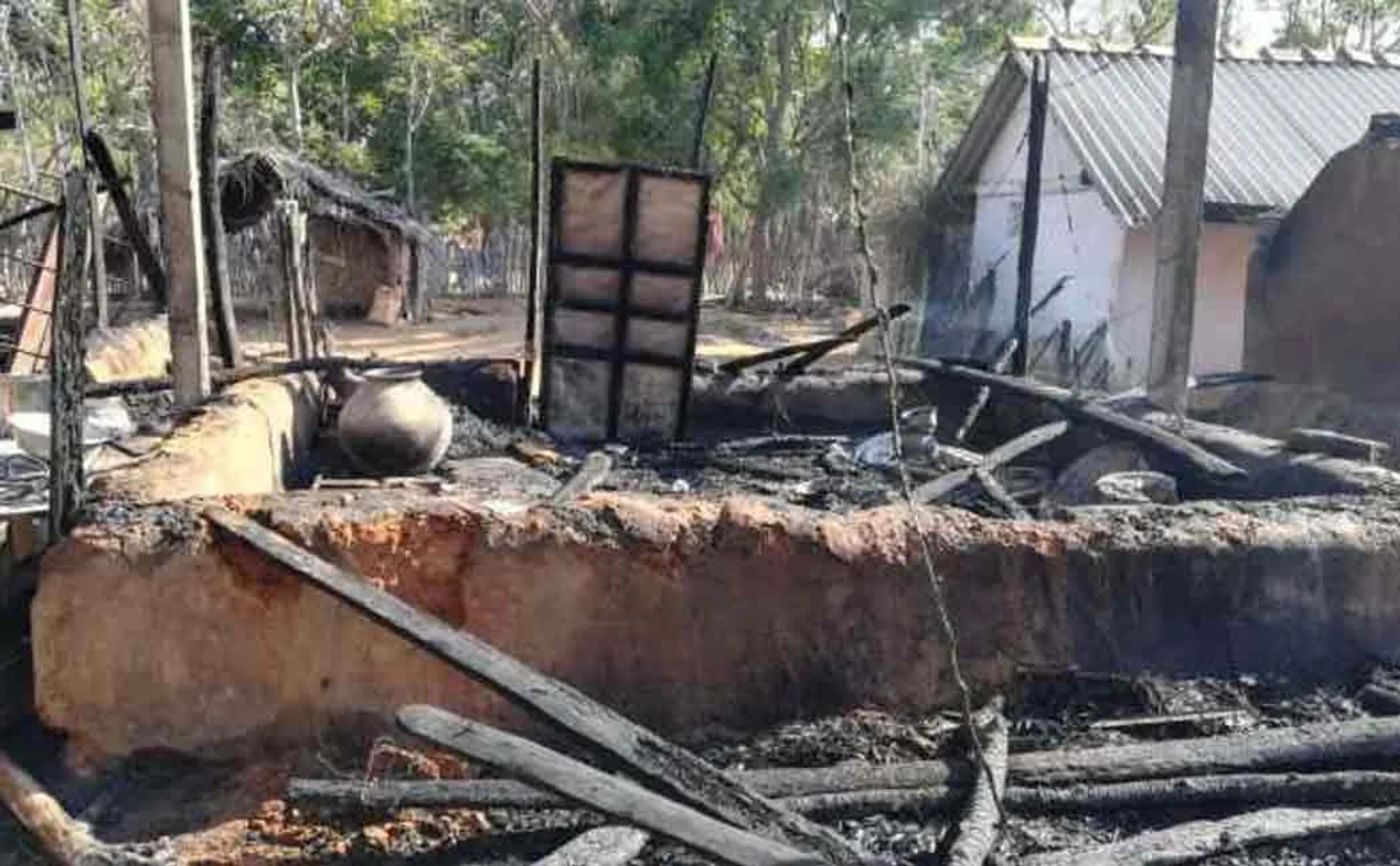 Many houses in the same area were damaged by fire ..!