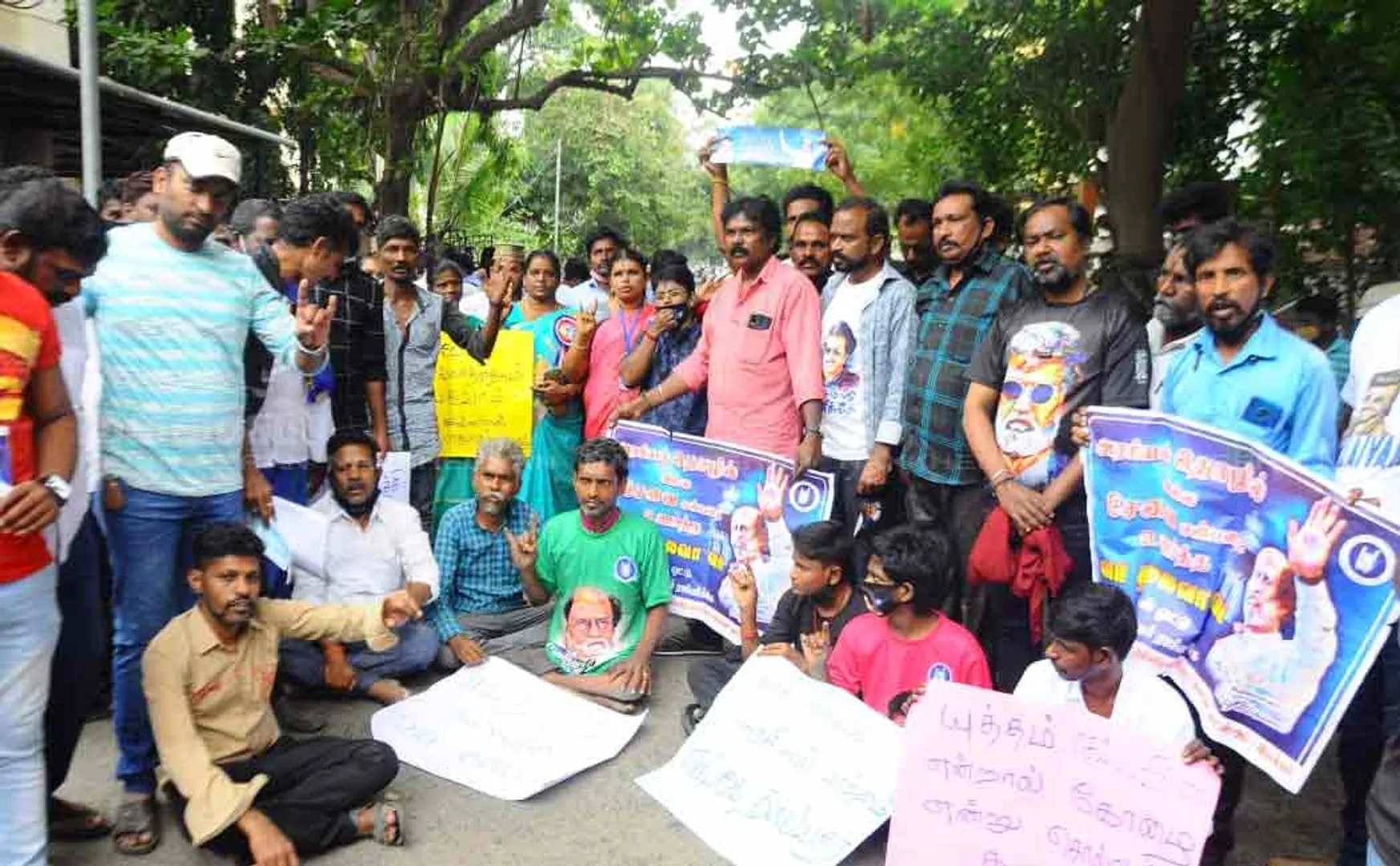 Fans gather in front of Rajini's house  
