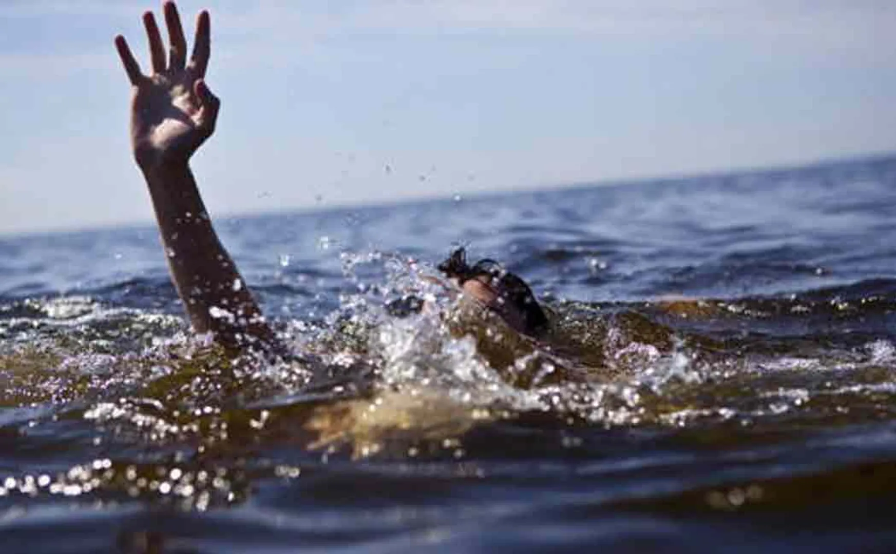 Fishermen who capsized in the sea in the fury of the wave ..