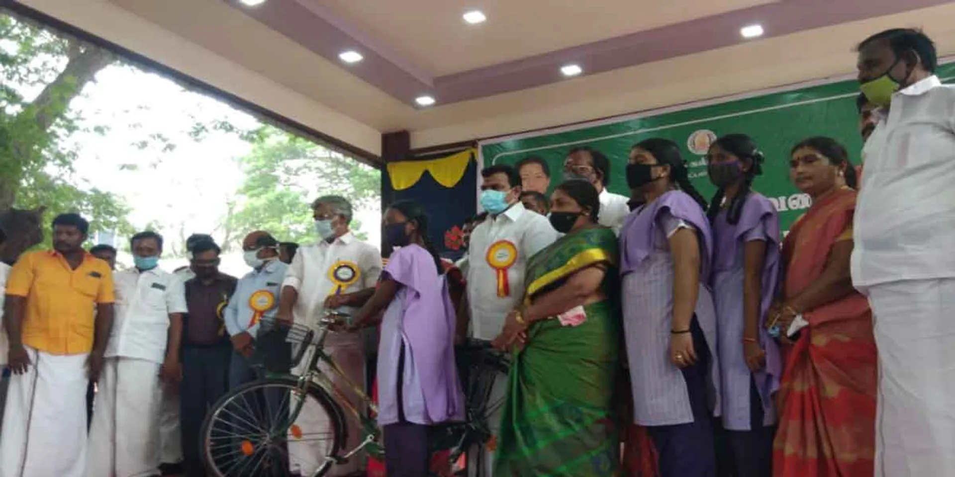  Ministers present free bicycles for the academic year 2020-21