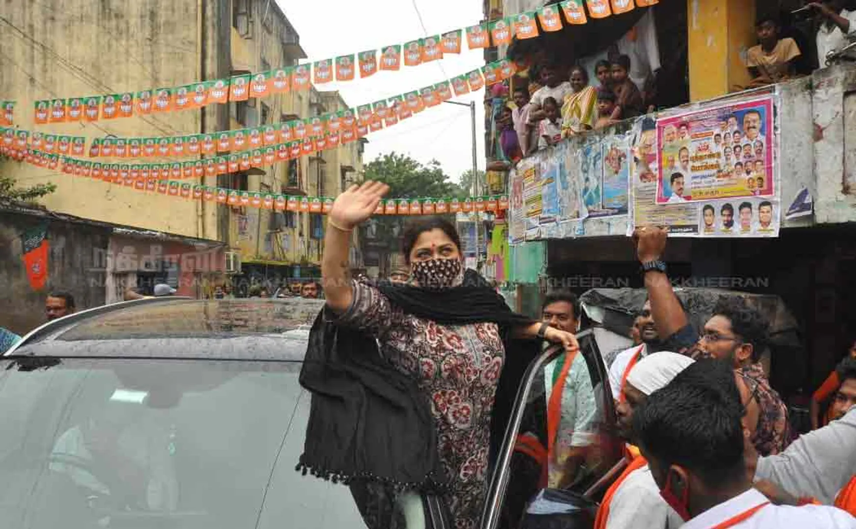 Actress Kushboo meets BJP leader in Pudupeattai .. 