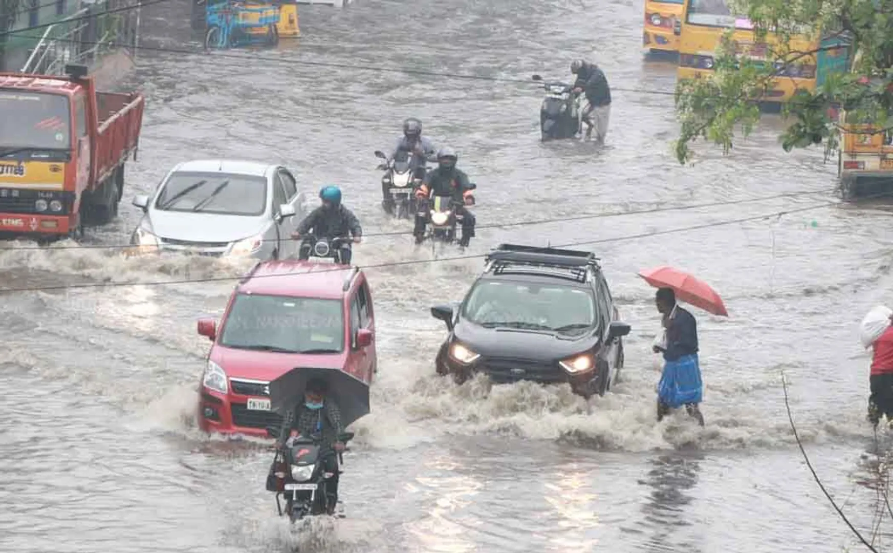 heavy rains chennai roads and peoples 