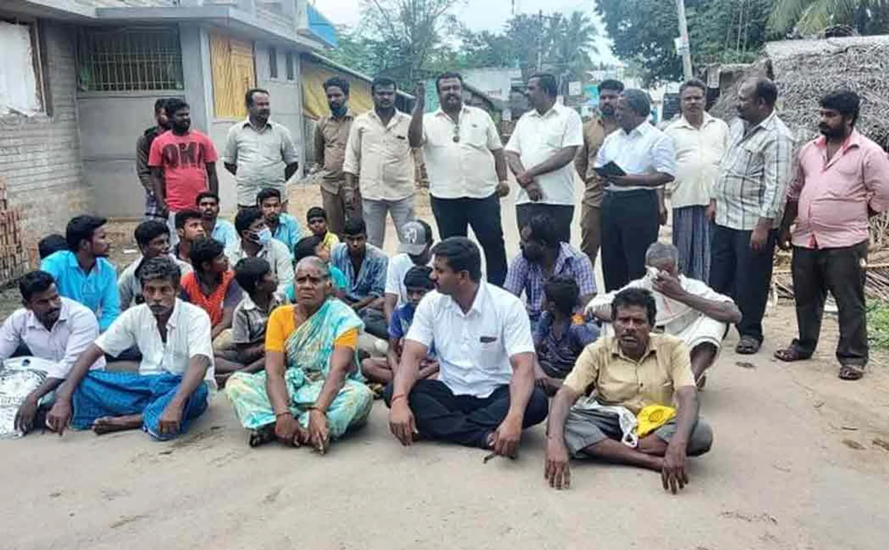 Panchayat displaces family .. Relatives block road