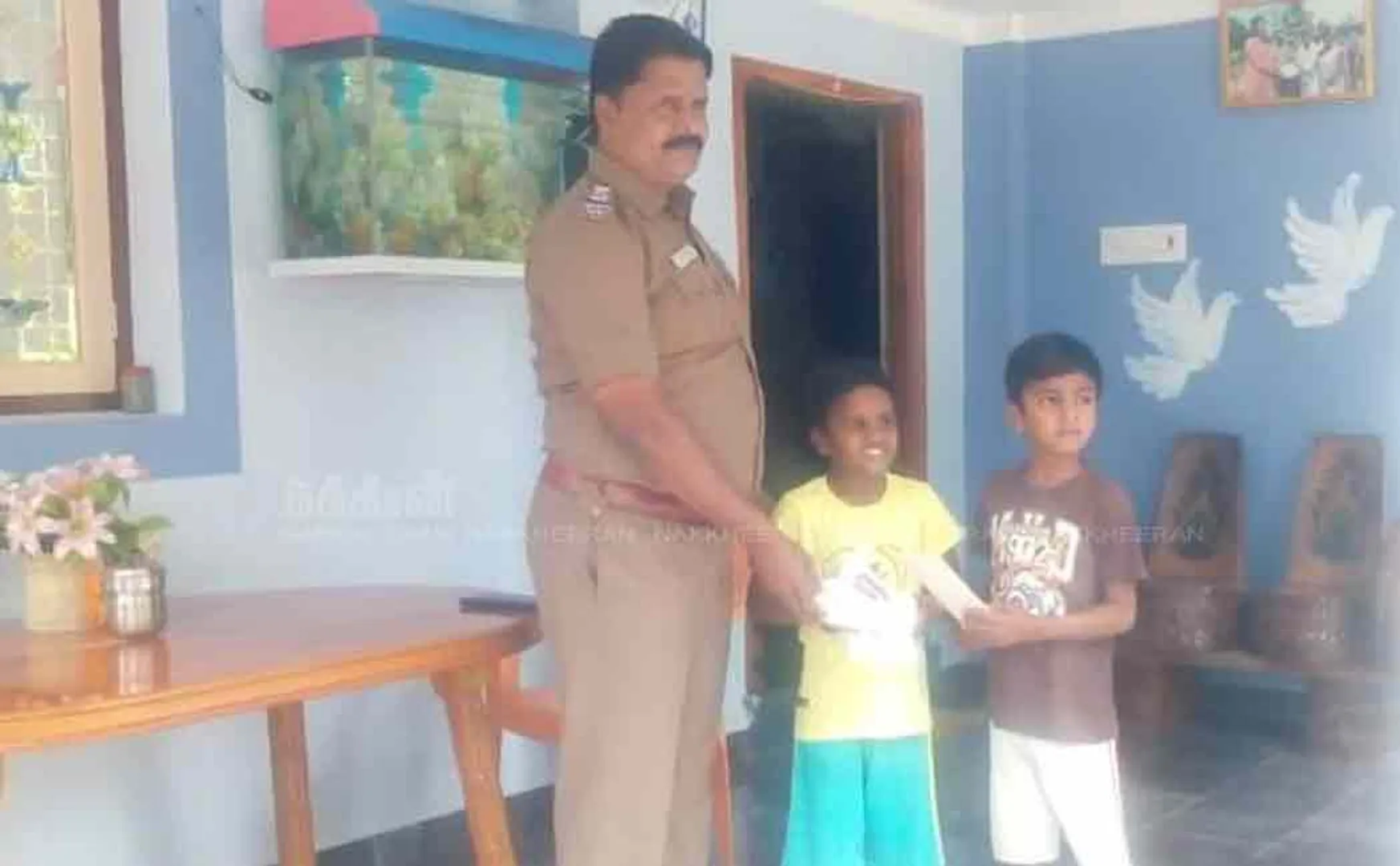 The boys who helped the grandmother ... the police inspector Congratulations  in person ..!