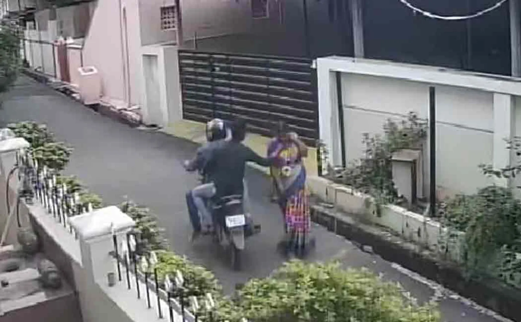Jewelry flush with a woman who was walking alone ... CCTV  