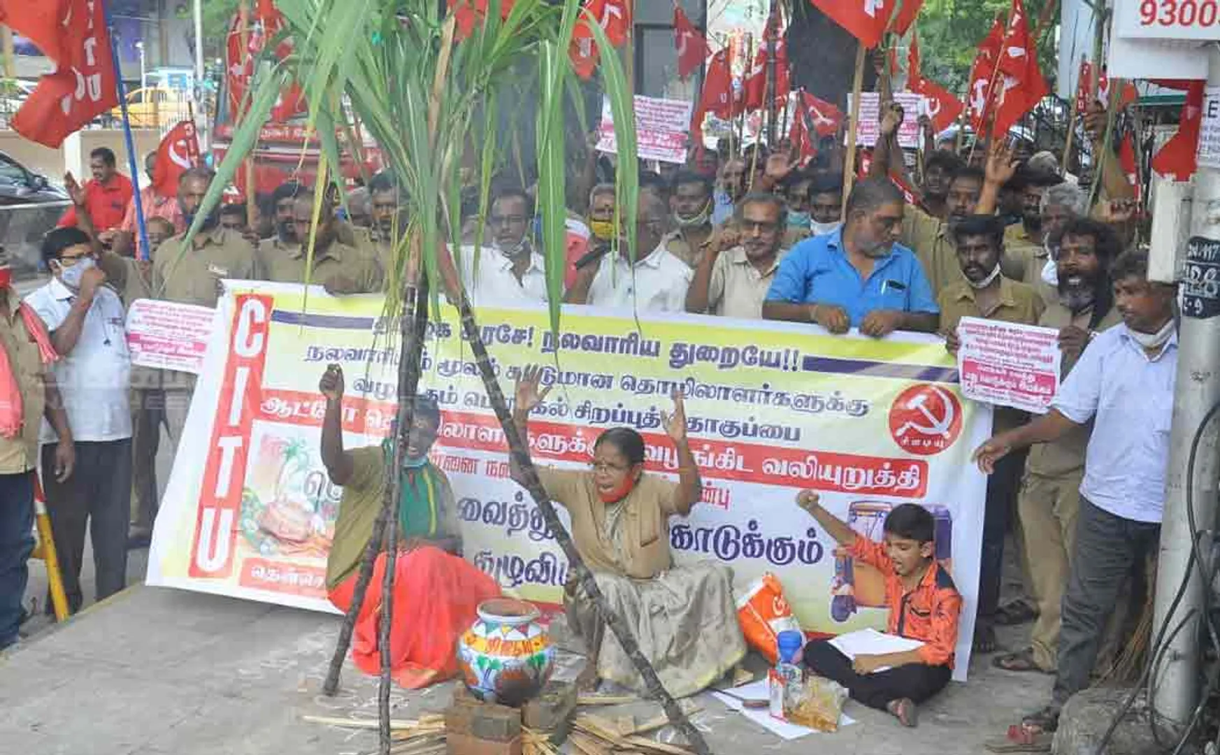 Auto drivers struggle in front of the Auto Driving Welfare Office 