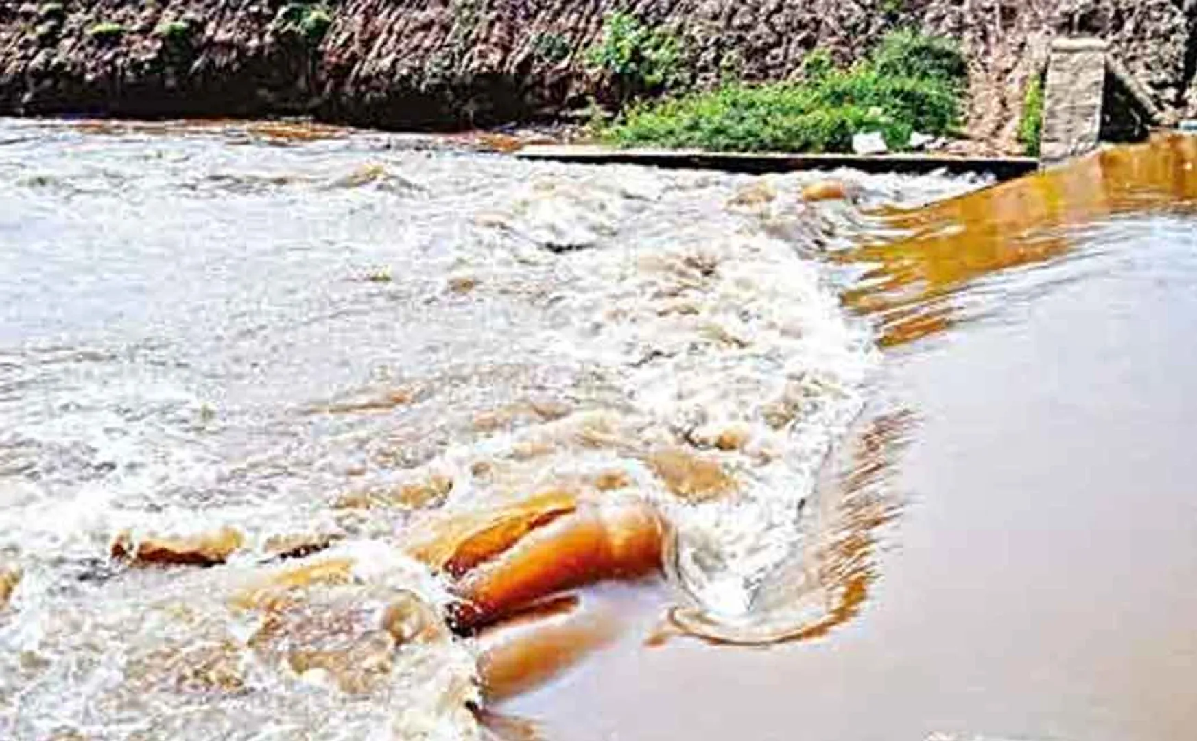 Wellington Lake overflows, floodwaters recede