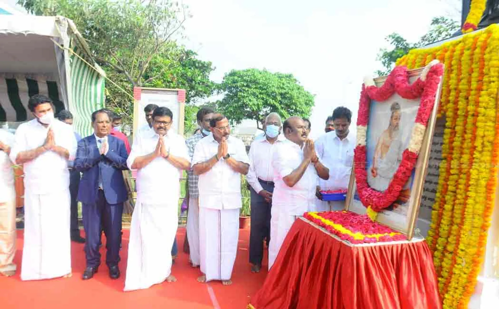  Ministers pay homage to Thiruvalluvar statue