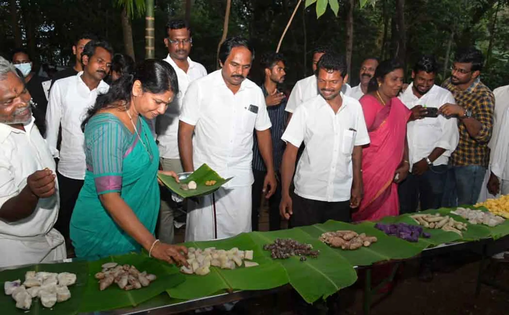 3 km boat trip ... Kanimozhi who loved the food of the tribes ..!