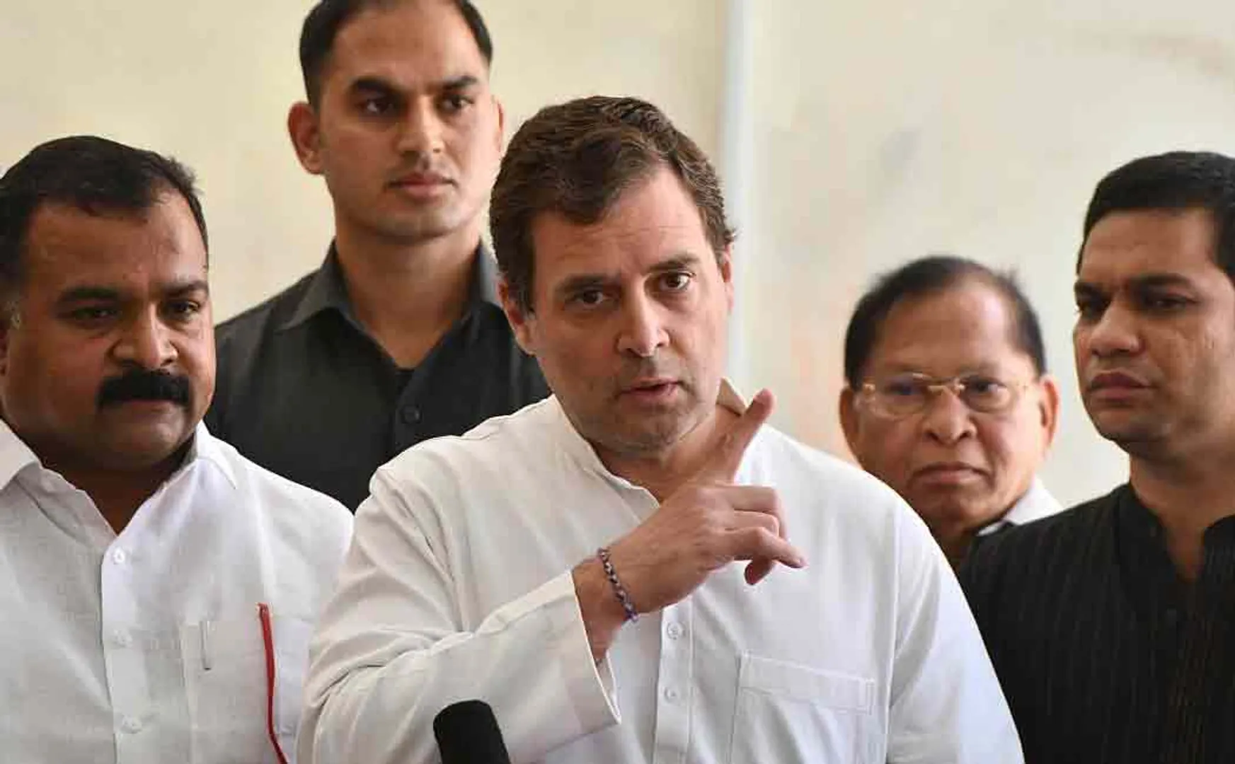 heated argument between ashok gehlot and anand sharma
