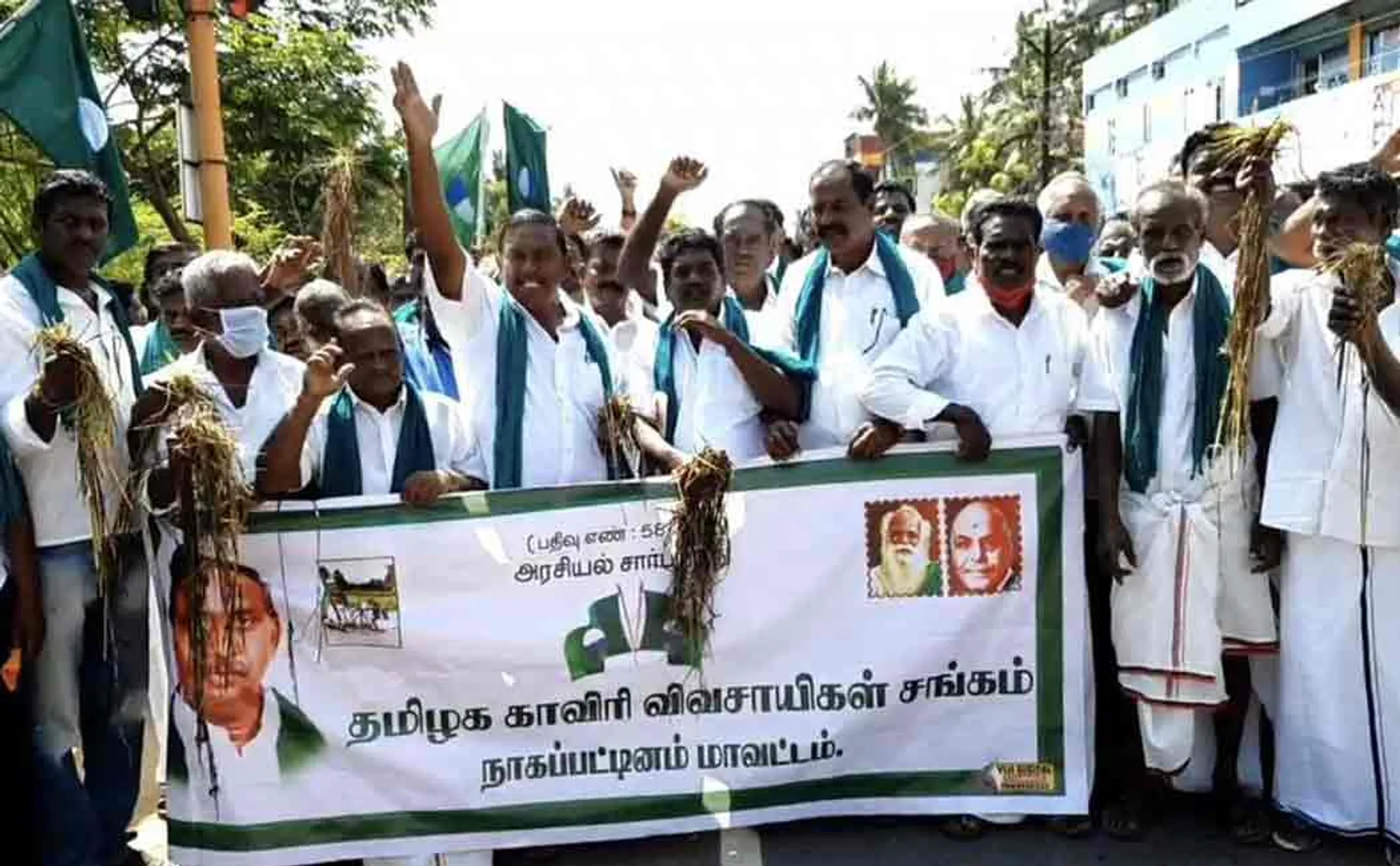 Farmers who came to the Collector's office ...  police on security duty ..!