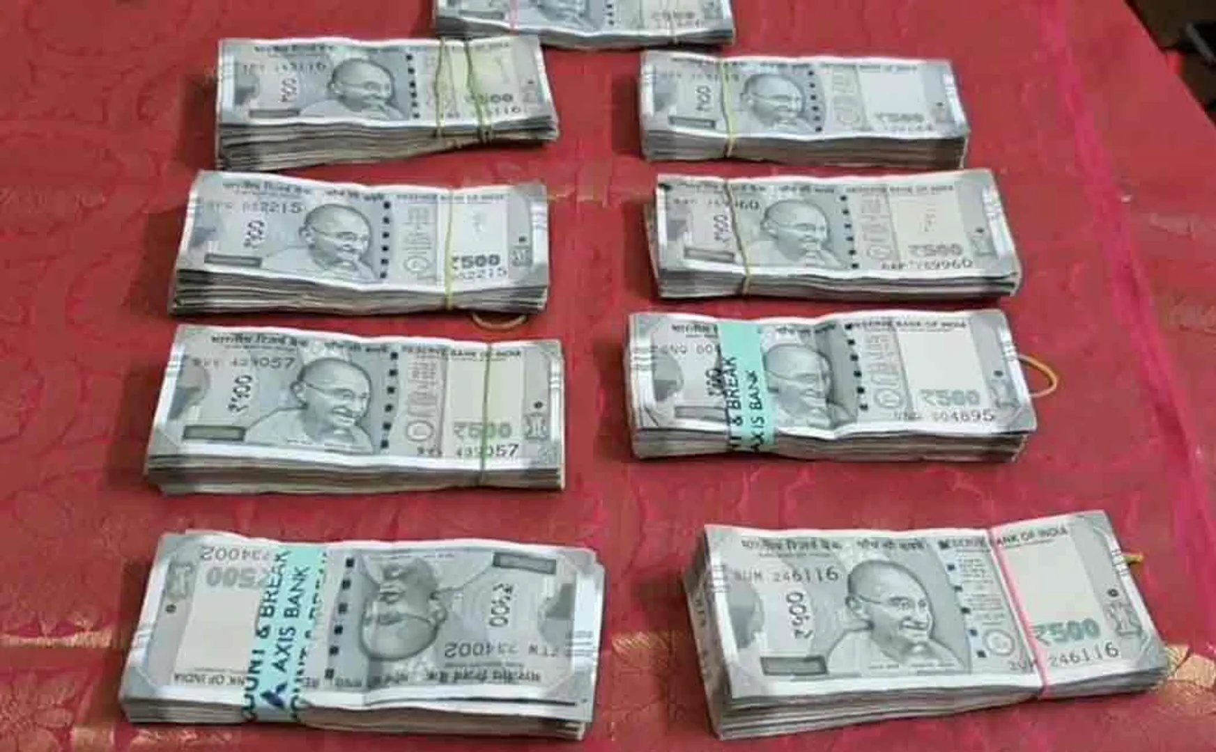 Officials plowing into bribery; Bribery money caught in Nagai 