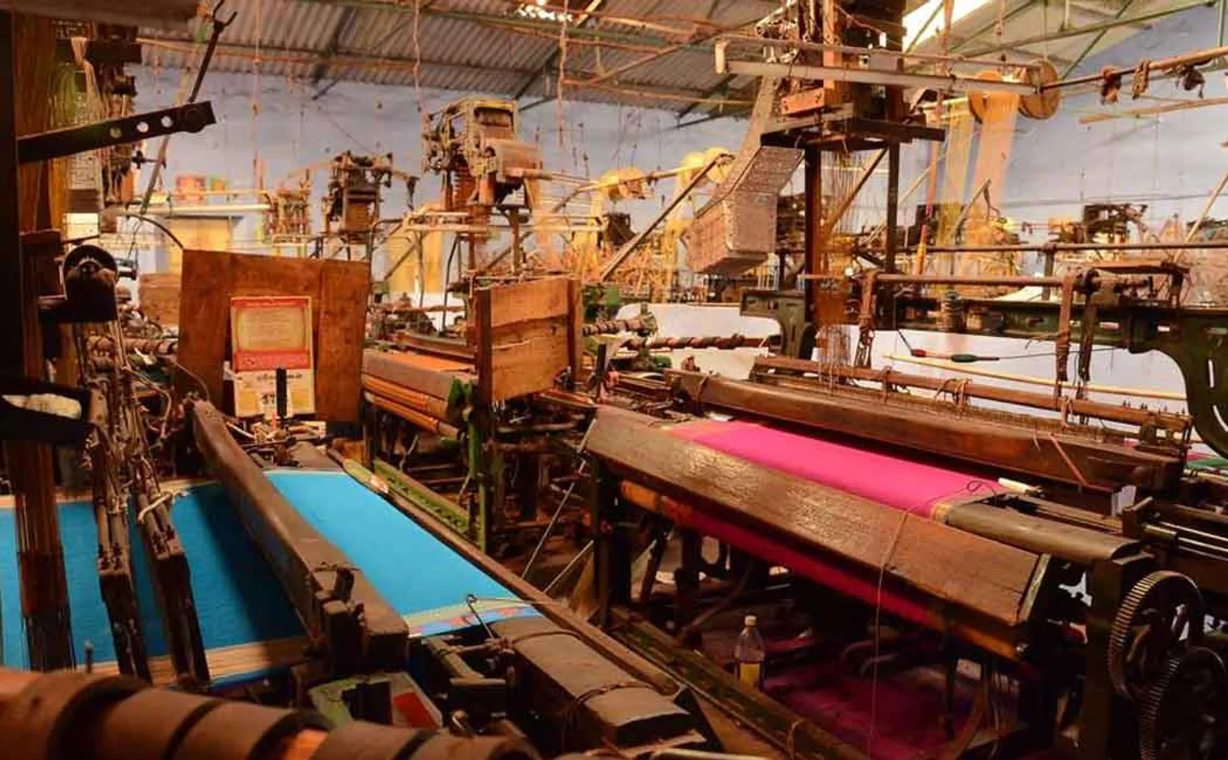 Power loom weavers go on struggle.. 25 thousand families at risk of losing their jobs ..!