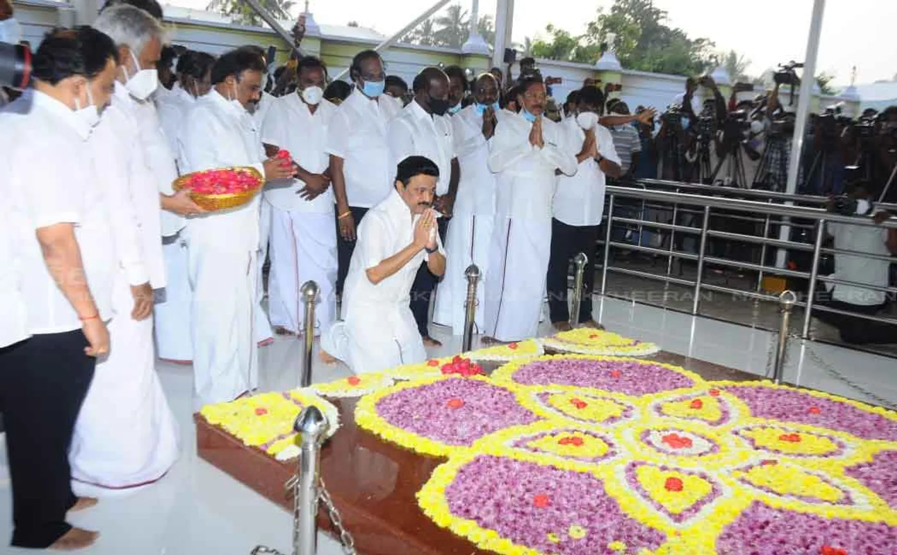 dmk paid respects to karunanidhi