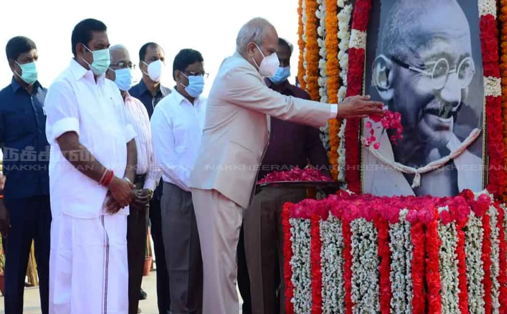 Leaders who paid homage to Mahatma ... (Pictures)