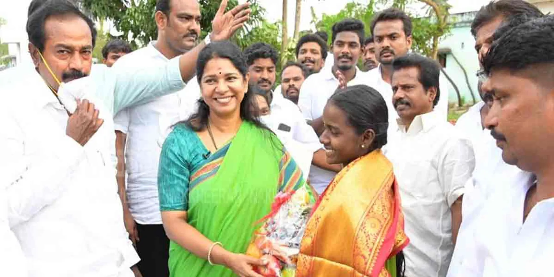 DMK Kanimozhi praised the school student who built a toilet in the village 