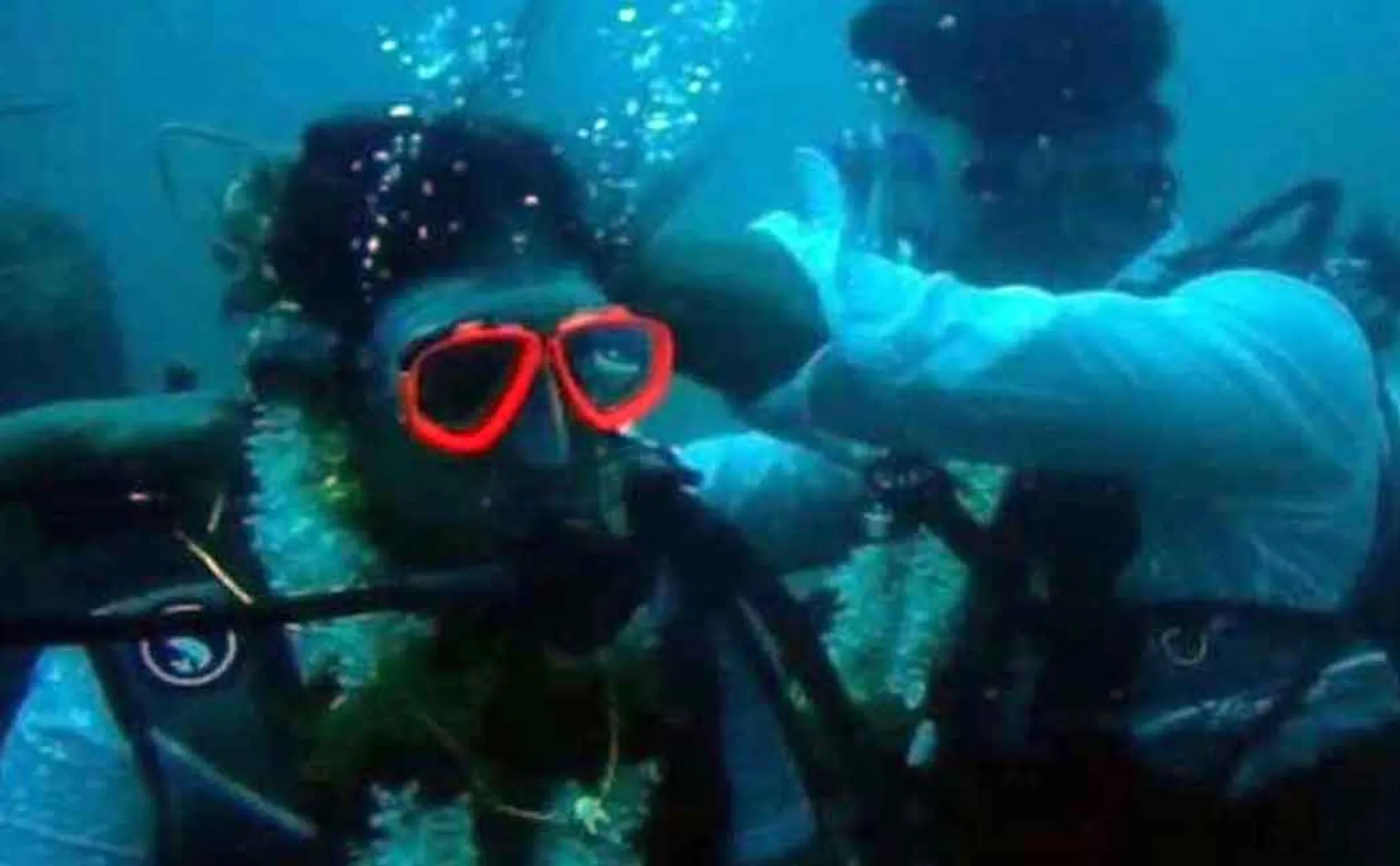 tamilnadu couple married under deep sea...