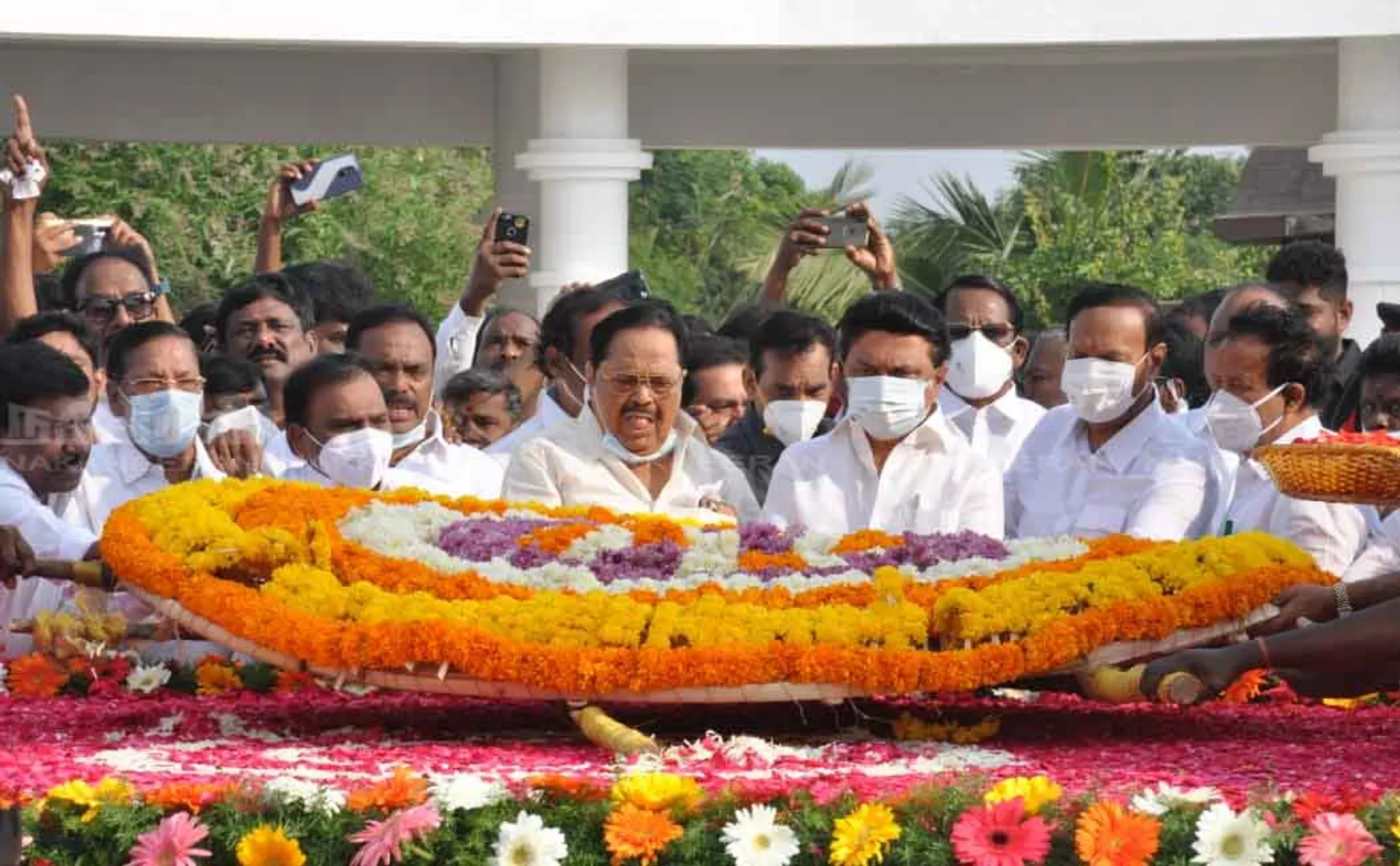 DMK pays floral tributes to Anna ... (Pictures)