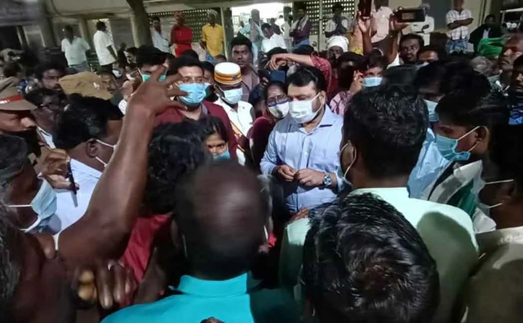 The farmers who besieged the collector who came to inspect the regulated sales hall ...