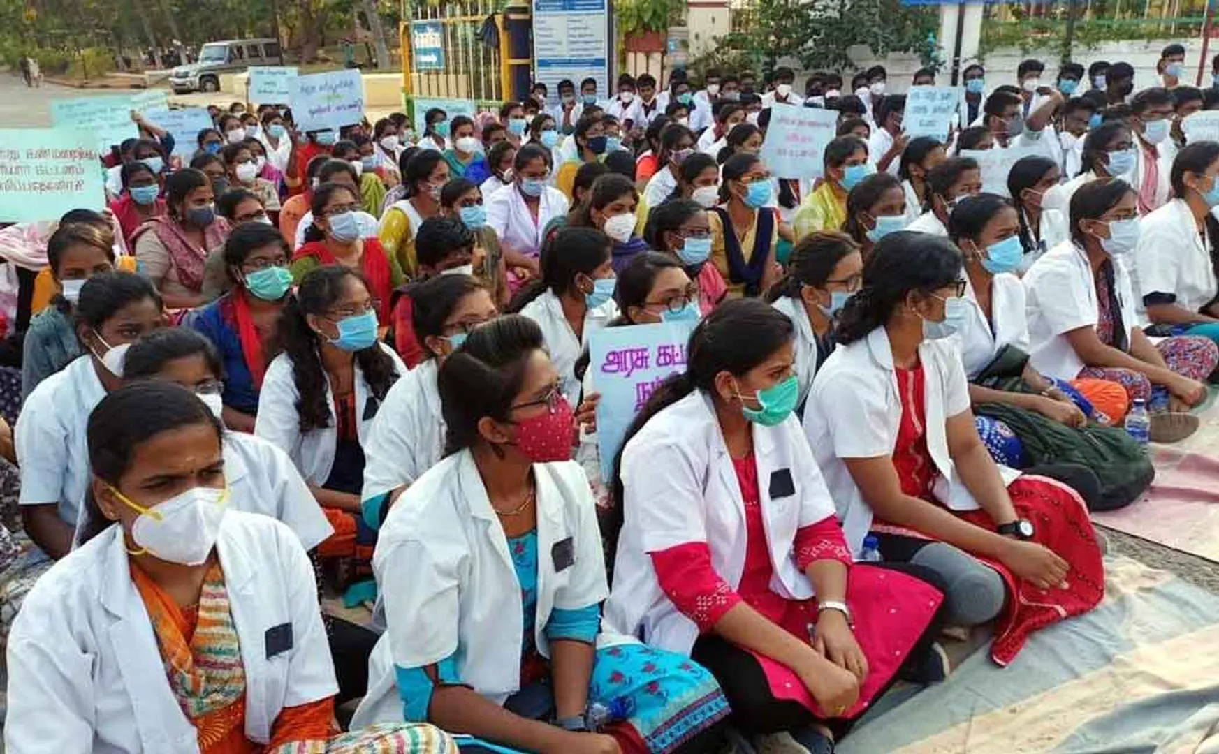 Private college fees in government colleges - medical students who continue to struggle ..!