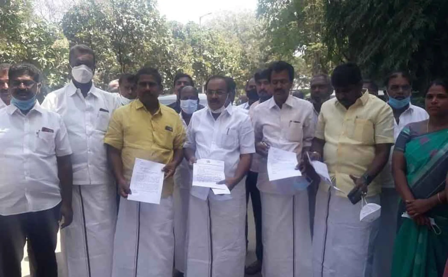 DMK MLA came to the Collector's office with the people to demand compensation for the farmers. MLA!