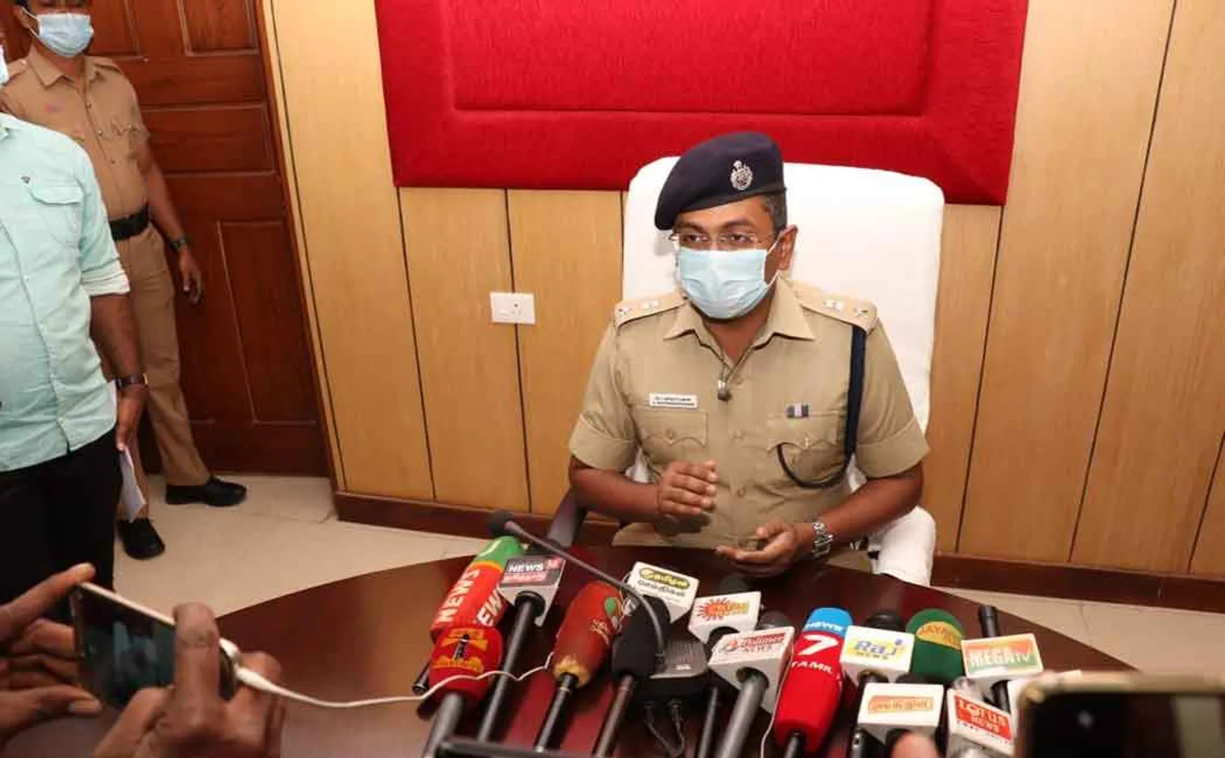 SP handed over 10 lakh worth of lost cell phones to the rightful owners