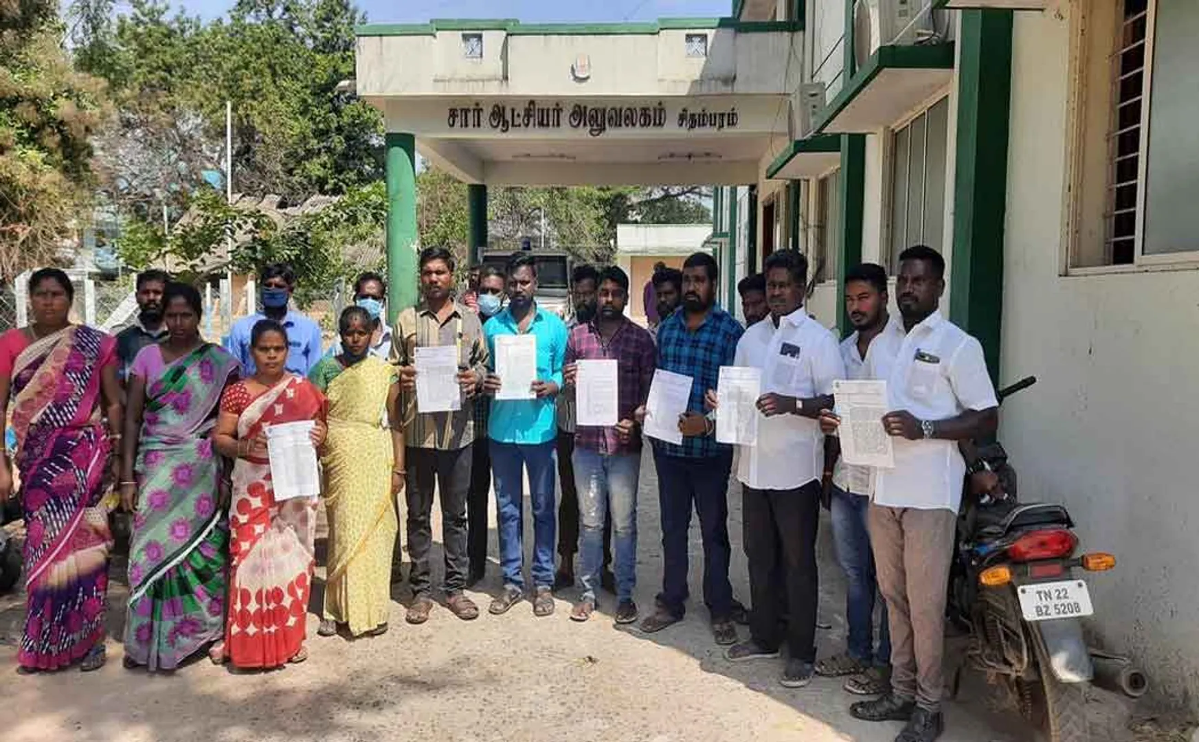 Annamalai University day laborers petition to the Collector urging him to make the work permanentAnnamalai University day laborers petition to the Collector urging him to make the work permanent