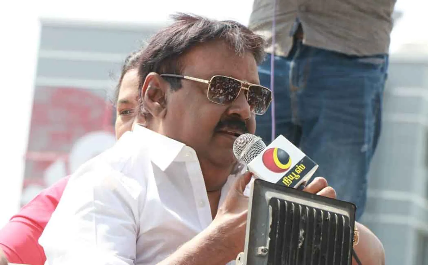 Vijaykanth in campaign van !! (Pictures)