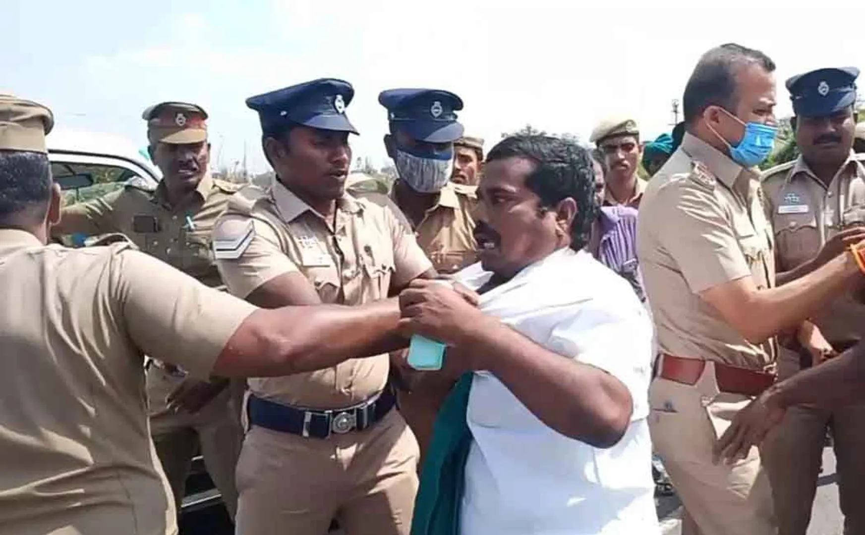 Farmers' unions condemn police ...