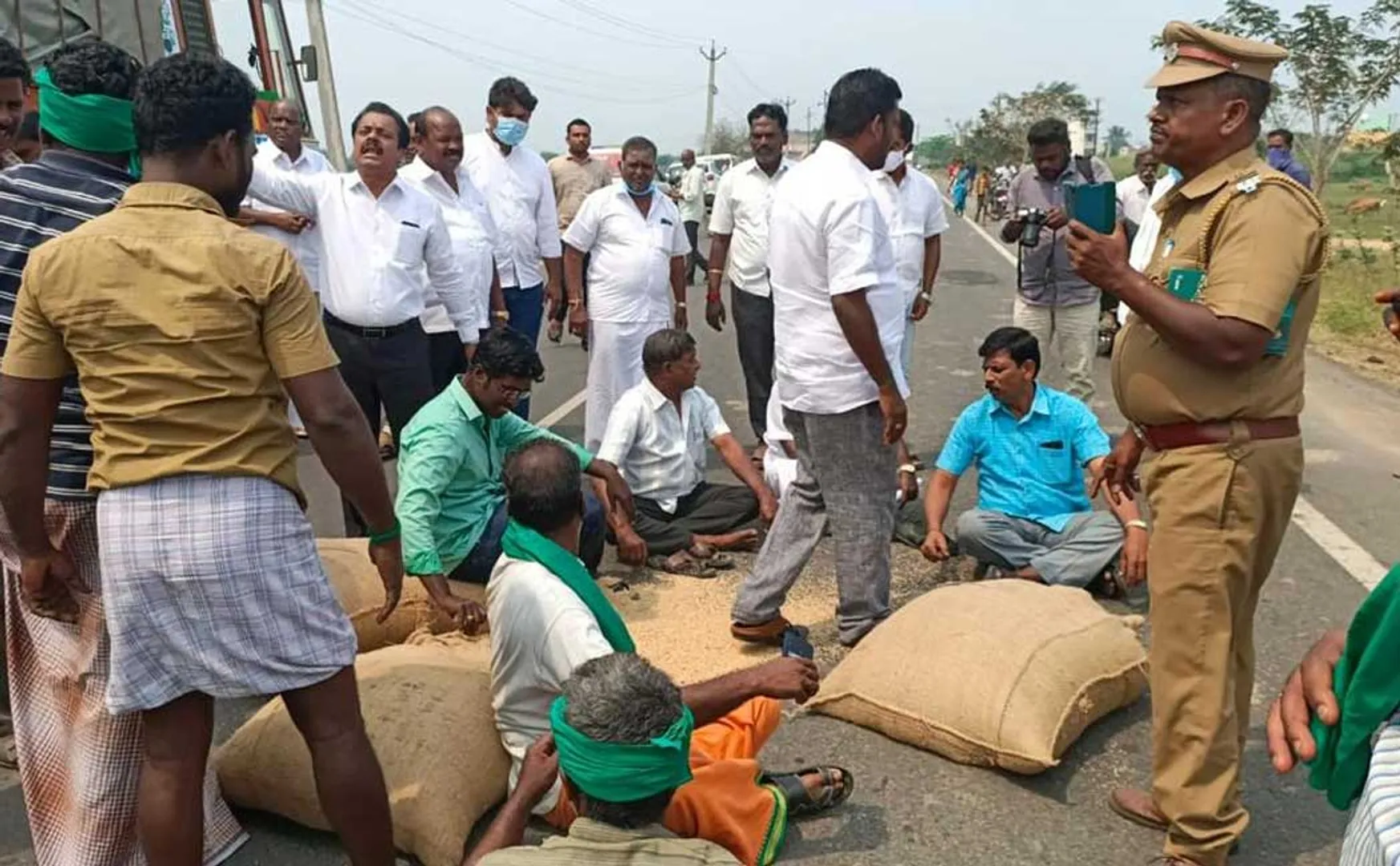 Trucks imprisoned Owners pour rice on the road and block the road 