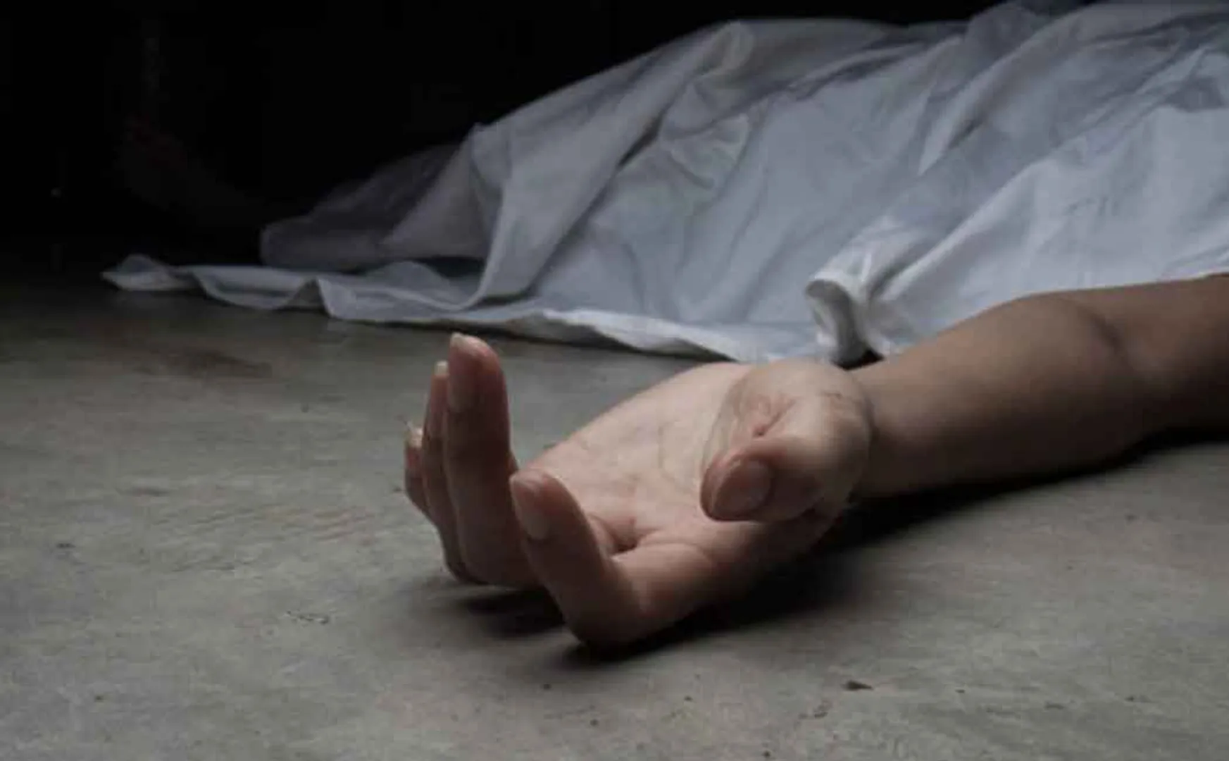 Cleaner hangs himself at collector's office 