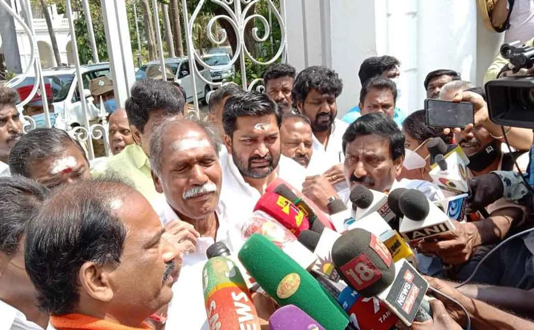 Puducherry Congress writes letter to Deputy Governor urging him to prove majority