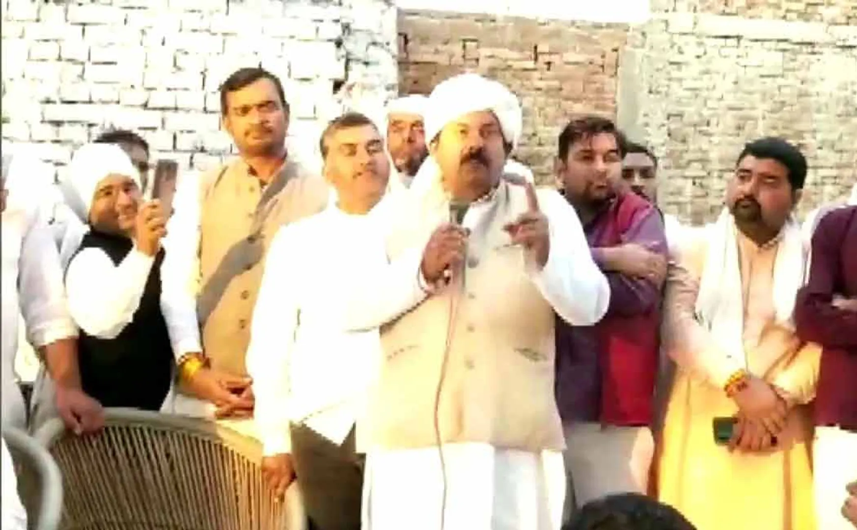 naresh  tikait