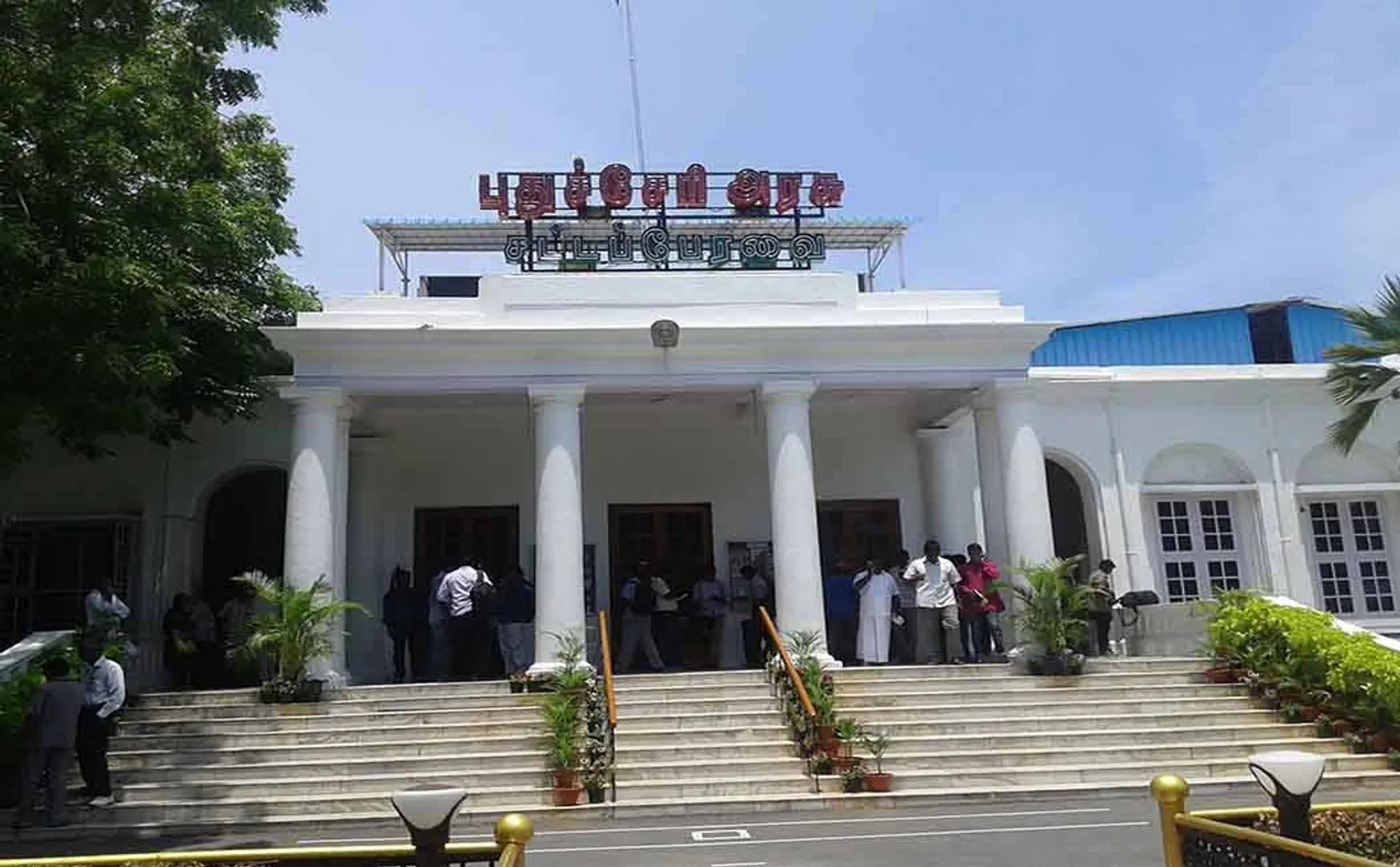 puducherry politics cm narayanasamy governement congress and dmk mlas resigns 