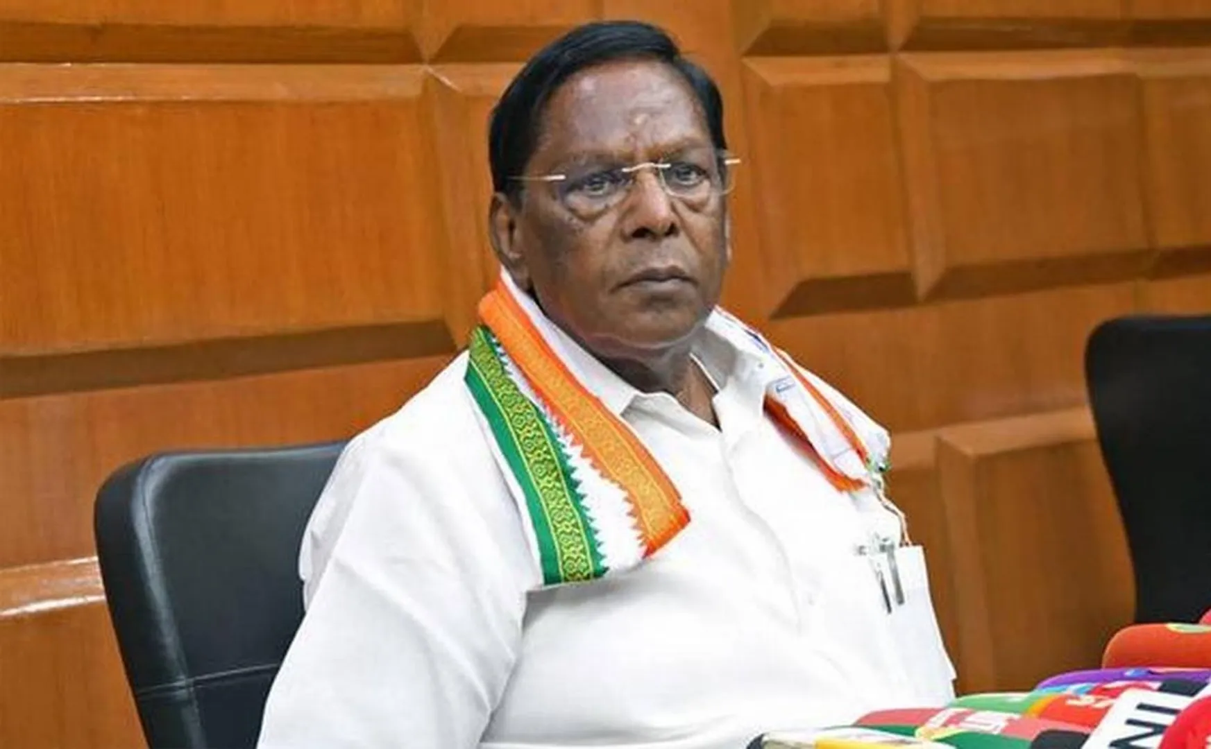 puducherry cm narayanasamy resign meet governor 