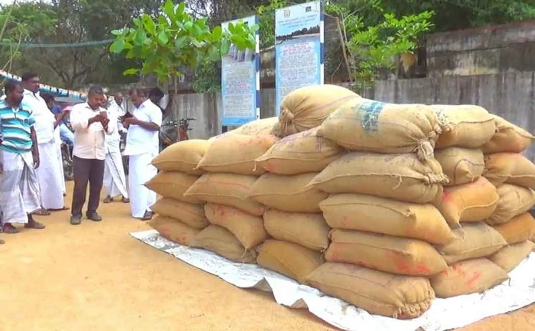 The village governor who ran away due to the innovative act of a farmer