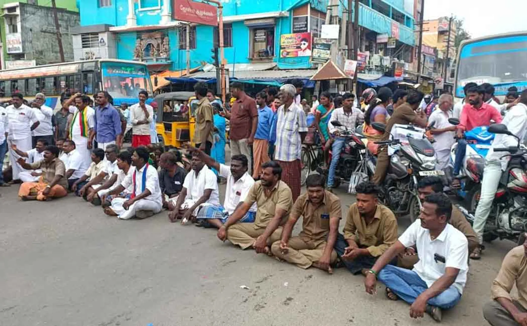 Public road blockade demanding cleaning of Manimuttar