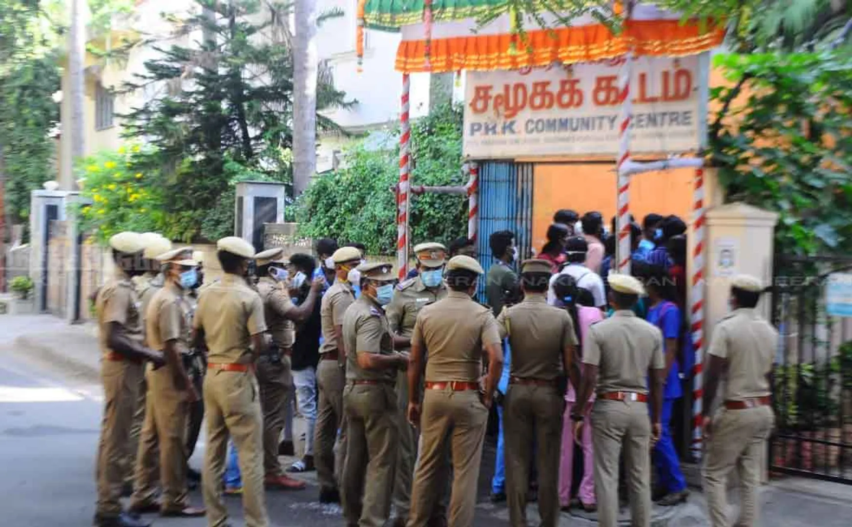 Doctors who tried to besiege the minister's house