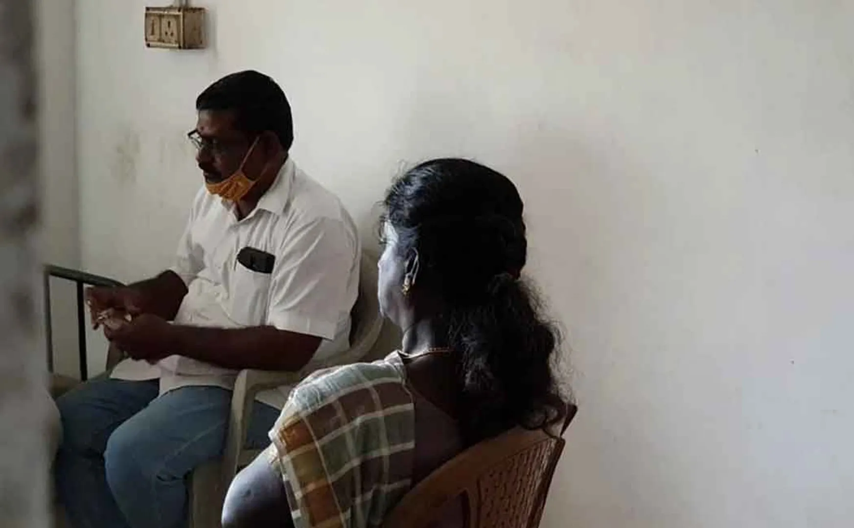 Dasildar caught  while taking bribe  