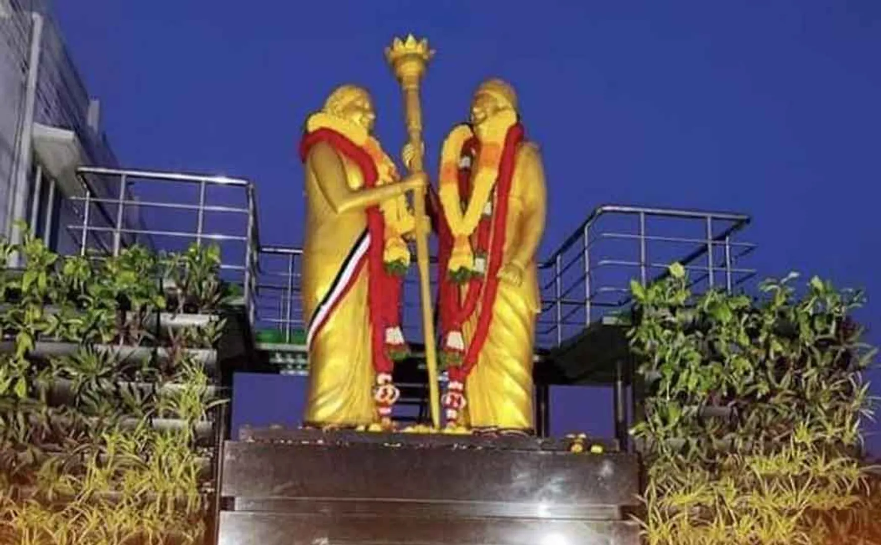 Jayalalithaa, MGR statue unveiled without permission; Will the police take action 