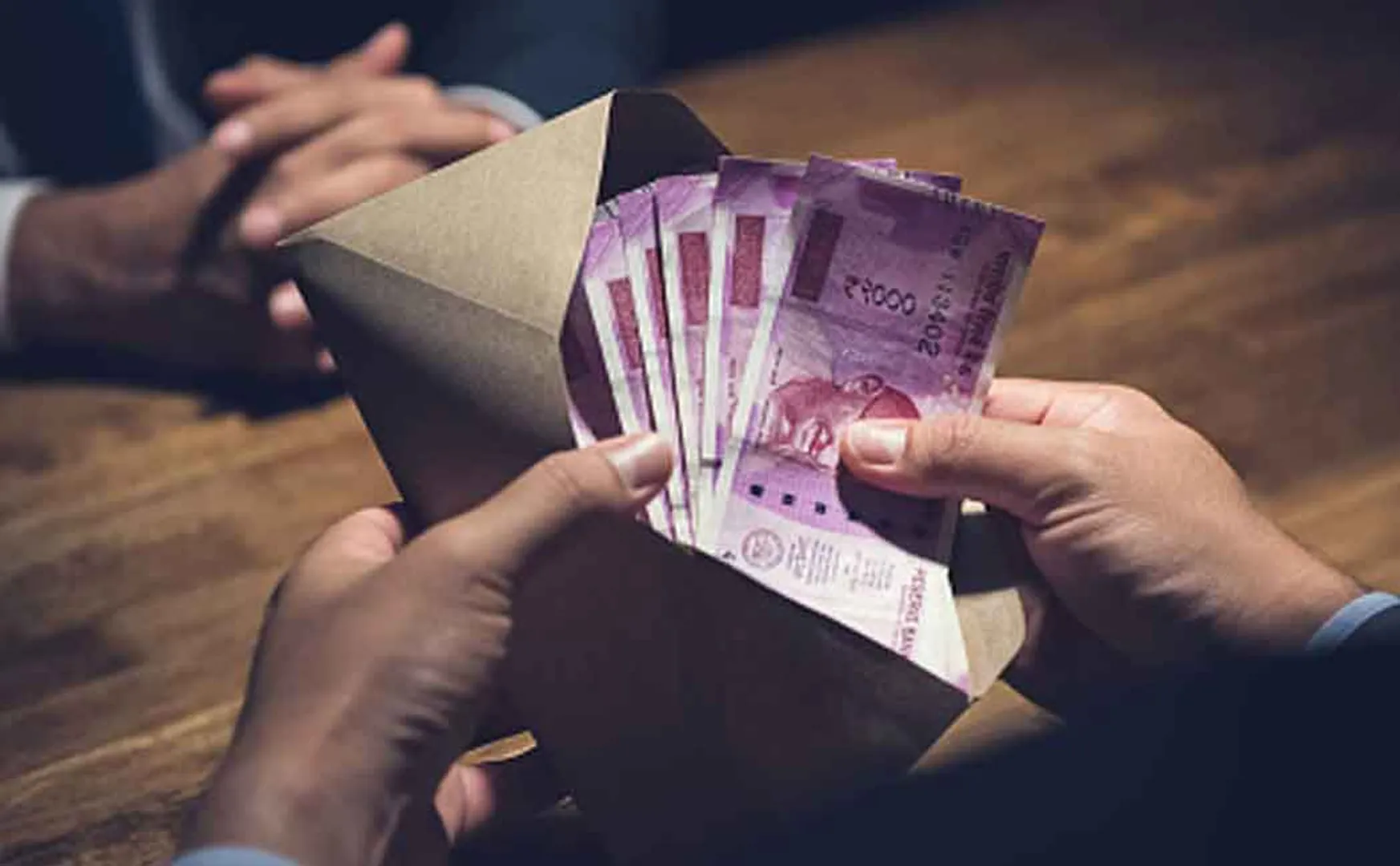 Officer who asked for bribe Anti-corruption unit who was caught  