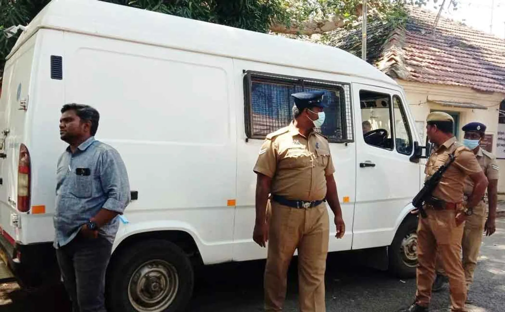 Ariyalur SBI vehicle take money to bank election commission action 