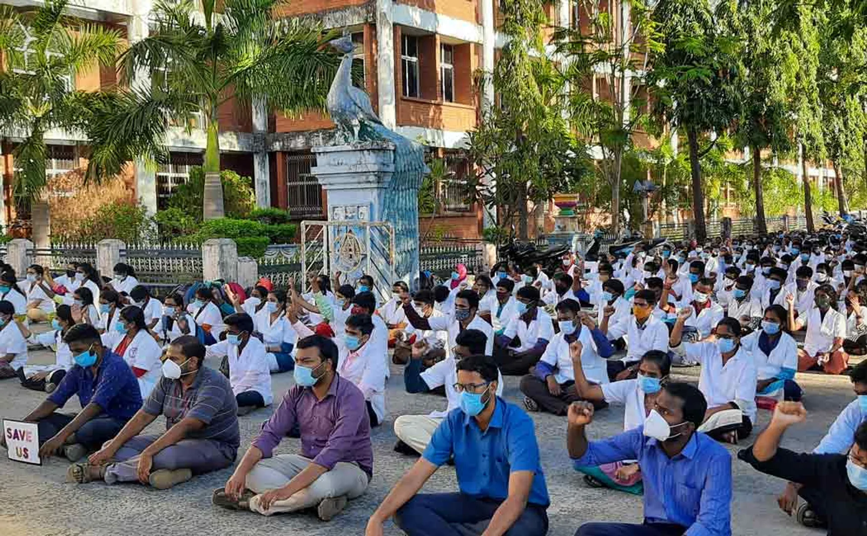 What is the reason for the students to continue their struggle for the 70th day after the issuance of the ordinance