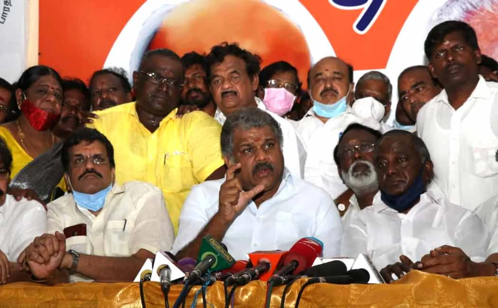 தமாகாவுக்கு நெருக்கடி தந்த எடப்பாடி! - நடந்தது என்ன?